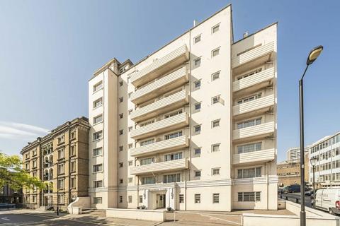 Studio to rent, Palace Gardens Terrace, London W8
