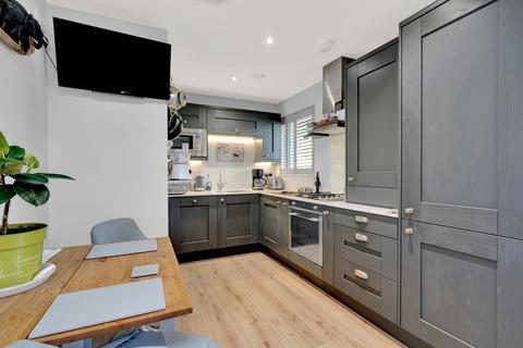 undefined, Queens Road, Weybridge, Surrey, KT13
