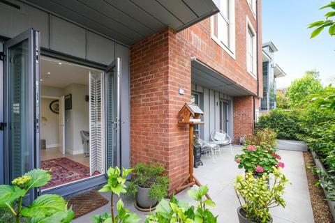 1 bedroom apartment to rent, Queens Road, Weybridge, Surrey, KT13