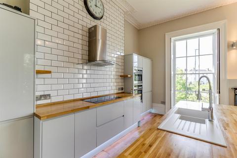 2 bedroom flat to rent, Montpellier GL50 2QG