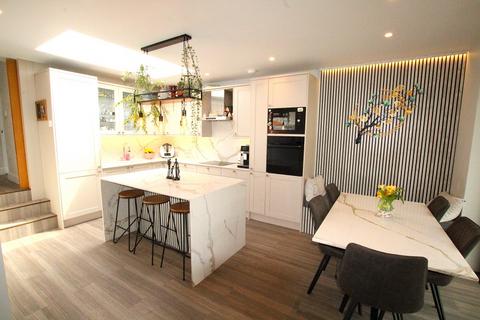 11 Foxleys, Watford, WD19 5DB