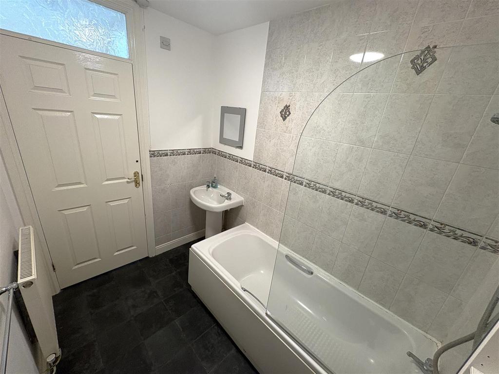 Bathroom 2.JPG