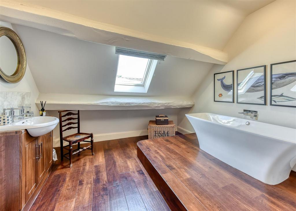 Dingle Cottage-bed1 ensuite1.jpg