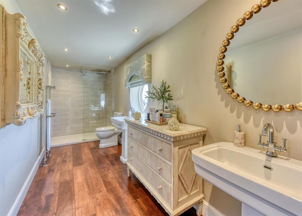 Dingle Cottage-bathroom.jpg