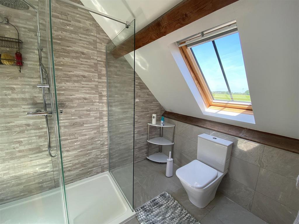 Bed 1 ensuite..jpg