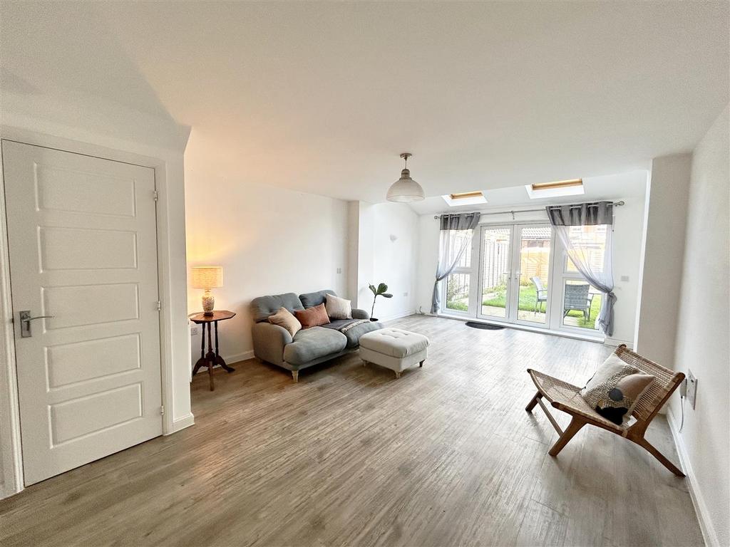 LOUNGE 3.jpg