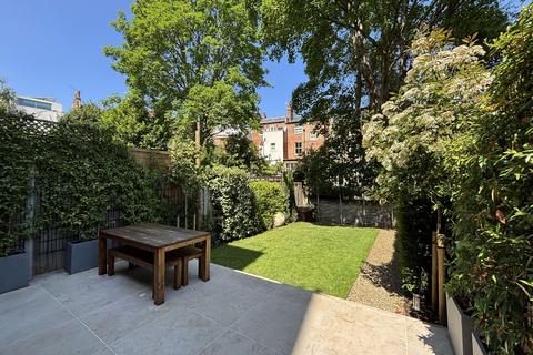 2 bedroom flat for sale, Denning Road, Hampstead, London, NW3