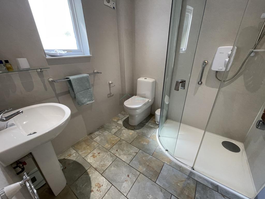Bed 1 ensuite.JPG