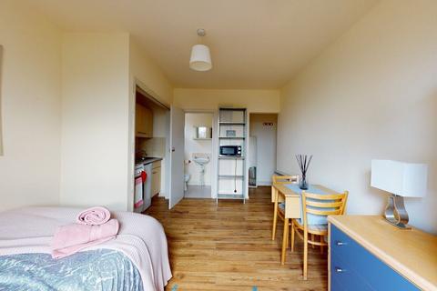 Studio to rent, Park Avenue