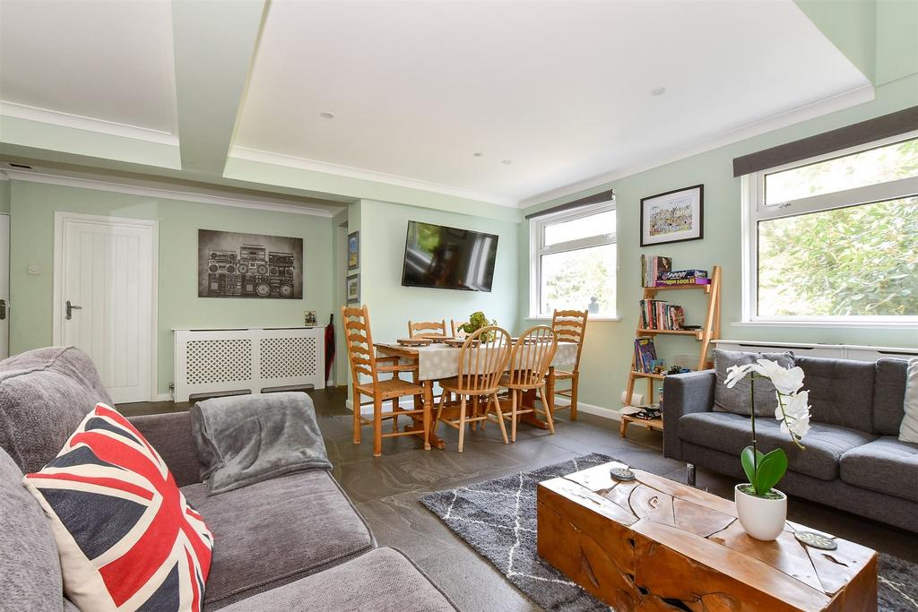 Lounge/ Dining Area