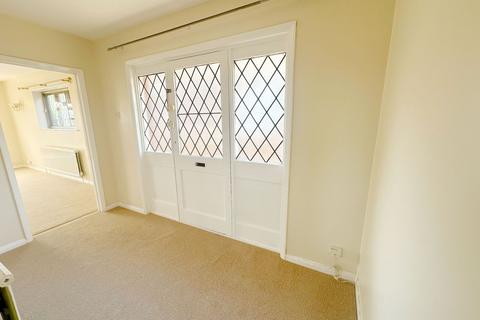 2 bedroom detached bungalow to rent, Glebe Road, Bedford MK45