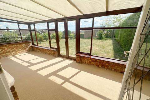 2 bedroom detached bungalow to rent, Glebe Road, Bedford MK45