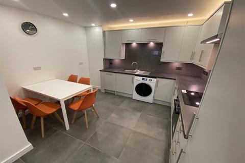 6 bedroom semi-detached house to rent, Pelham Crescent, Beeston, NG9 2ER