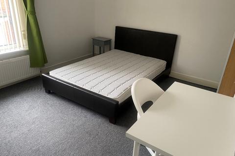 3 bedroom terraced house to rent, Boscombe Street, Manchester M14