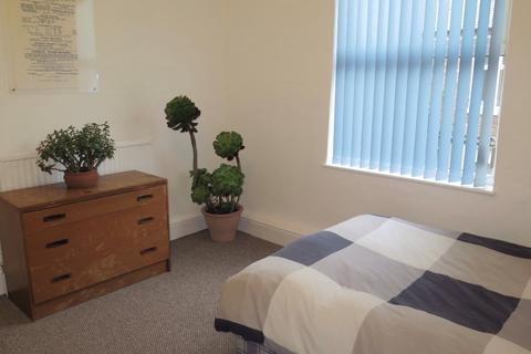 3 bedroom flat to rent, Claremont Road, Manchester M14