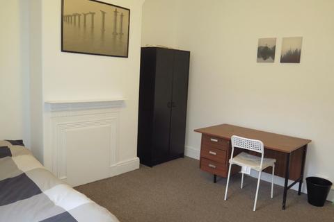 3 bedroom flat to rent, Claremont Road, Manchester M14
