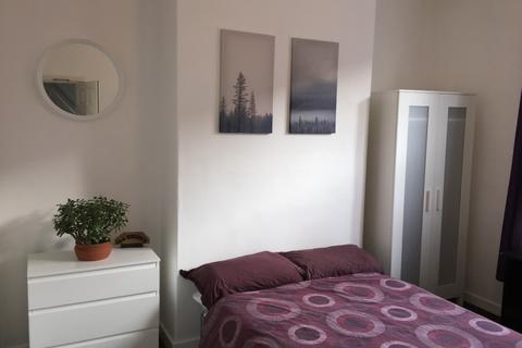 3 bedroom flat to rent, Claremont Road, Manchester M14