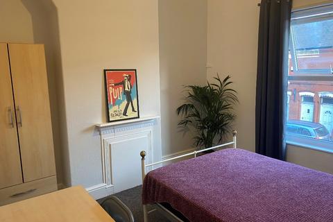 3 bedroom flat to rent, Claremont Road, Manchester M14