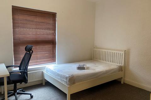 3 bedroom terraced house to rent, Newport Street, Manchester M14