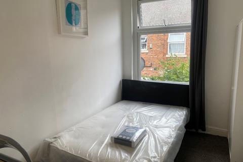 3 bedroom terraced house to rent, Newport Street, Manchester M14