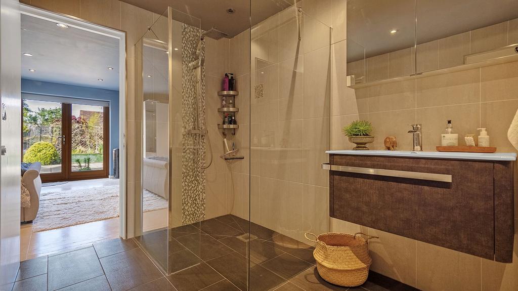 Bedroom 4 en-suite