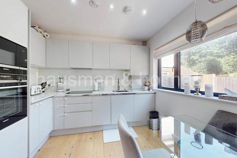 2 bedroom flat for sale, Woodstock Road, NW11