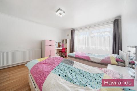 16 Adamsrill Close, Enfield, EN1 2BP