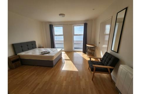 Studio to rent, 2 The Esplanade, Burnham on Sea, TA8