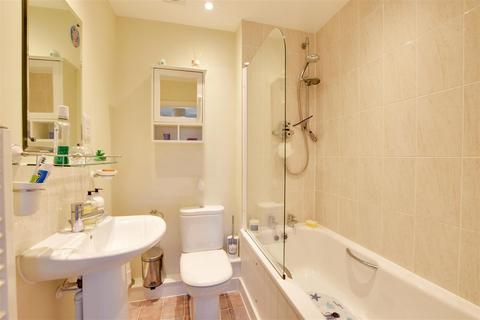 2 bedroom end of terrace house for sale, Whitesand Drive, Camber, Rye