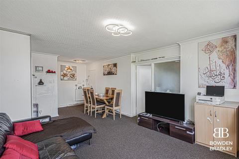 2 bedroom apartment for sale, Ashurst Drive, Barkingside, IG6