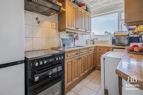 2 bedroom apartment for sale, Ashurst Drive, Barkingside, IG6