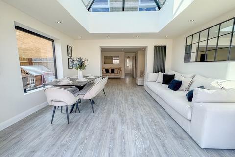 4 bedroom semi-detached house for sale, Bartons Avenue, Hullbridge
