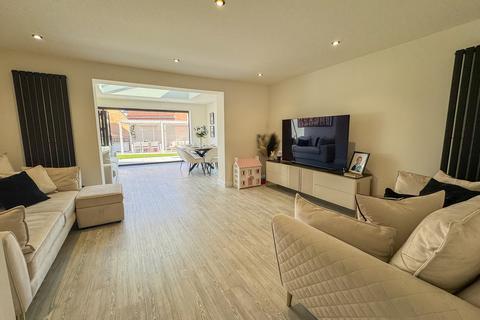 4 bedroom semi-detached house for sale, Bartons Avenue, Hullbridge