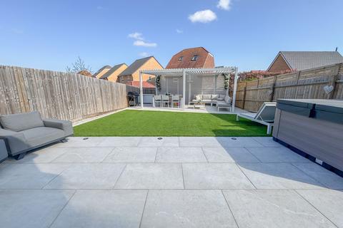 4 bedroom semi-detached house for sale, Bartons Avenue, Hullbridge