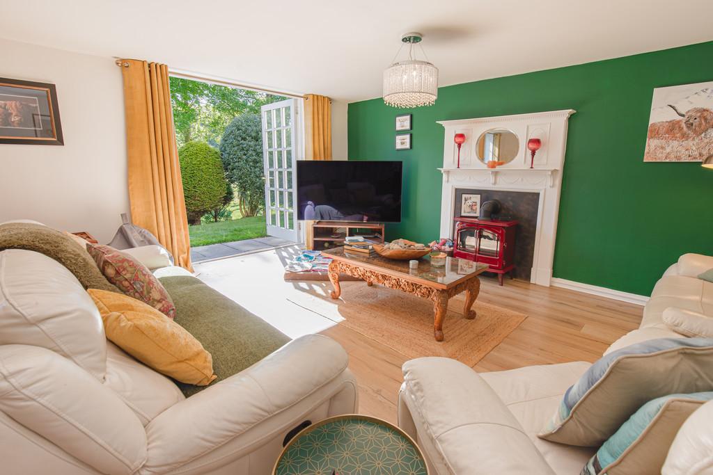 Livingroom-Square With TV