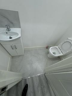 Shop to rent, High Road, Romford RM6