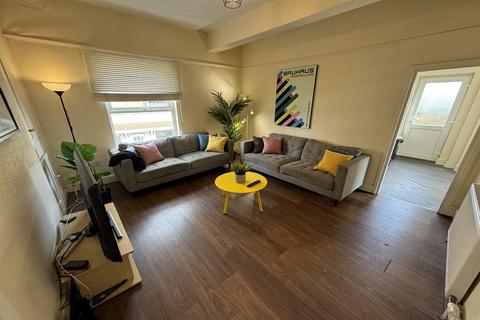 1 bedroom in a flat share to rent, Rms @ High Road, Beeston, NG9 2LF