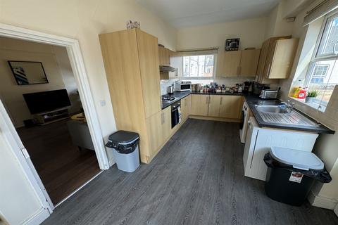 1 bedroom in a flat share to rent, Rms @ High Road, Beeston, NG9 2LF