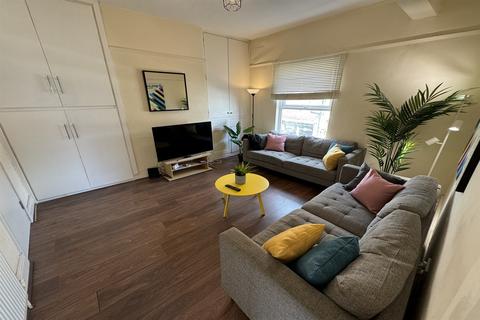 1 bedroom in a flat share to rent, Rms @ High Road, Beeston, NG9 2LF