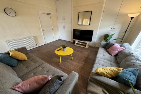 1 bedroom in a flat share to rent, Rms @ High Road, Beeston, NG9 2LF