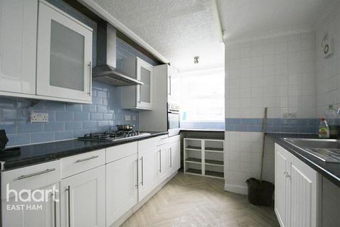 3 bedroom terraced house to rent, St Martin's Avenue, London