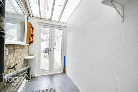 3 bedroom terraced house to rent, St Martin's Avenue, London