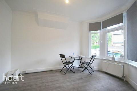 3 bedroom terraced house to rent, St Martin's Avenue, London