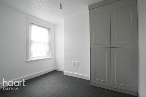 3 bedroom terraced house to rent, St Martin's Avenue, London