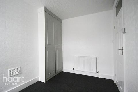 3 bedroom terraced house to rent, St Martin's Avenue, London