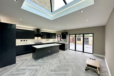 4 bedroom detached house to rent, Whitton Road, Hounslow, Greater London, TW3