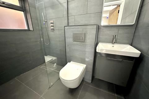 4 bedroom detached house to rent, Whitton Road, Hounslow, Greater London, TW3