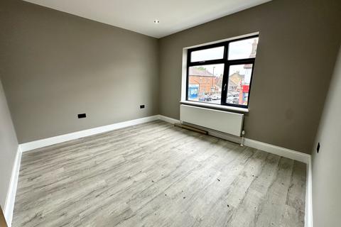 4 bedroom detached house to rent, Whitton Road, Hounslow, Greater London, TW3