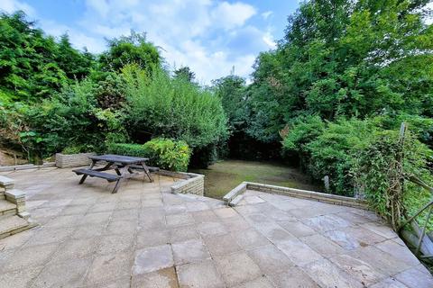 1 bedroom in a house share to rent, Southway, Guildford