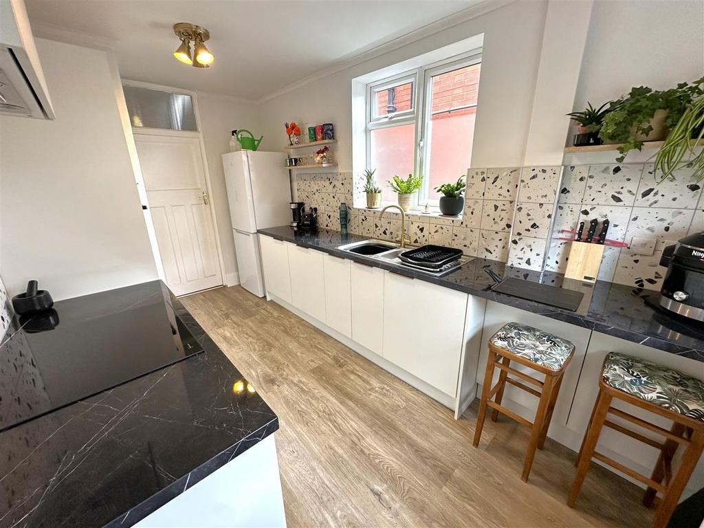 Contemporary Breakfast Kitchen 518